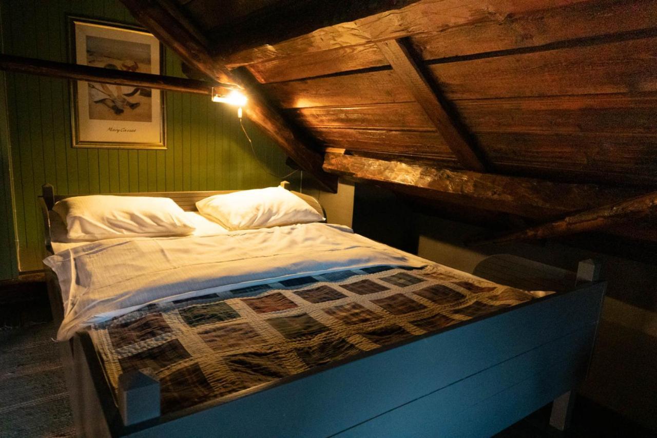 Anker Brygge Hotel Svolvær Exterior foto A bedroom in a Swiss chalet