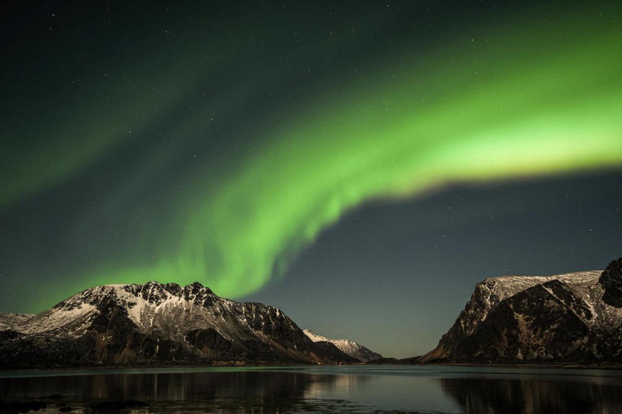 Anker Brygge Hotel Svolvær Exterior foto Aurora borealis over the lake