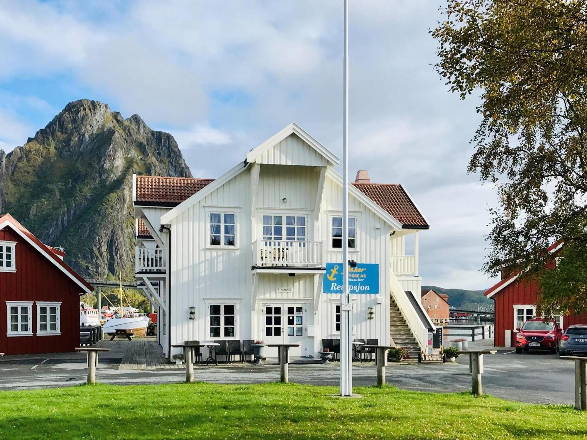 Anker Brygge Hotel Svolvær Exterior foto The old school house in Sunde