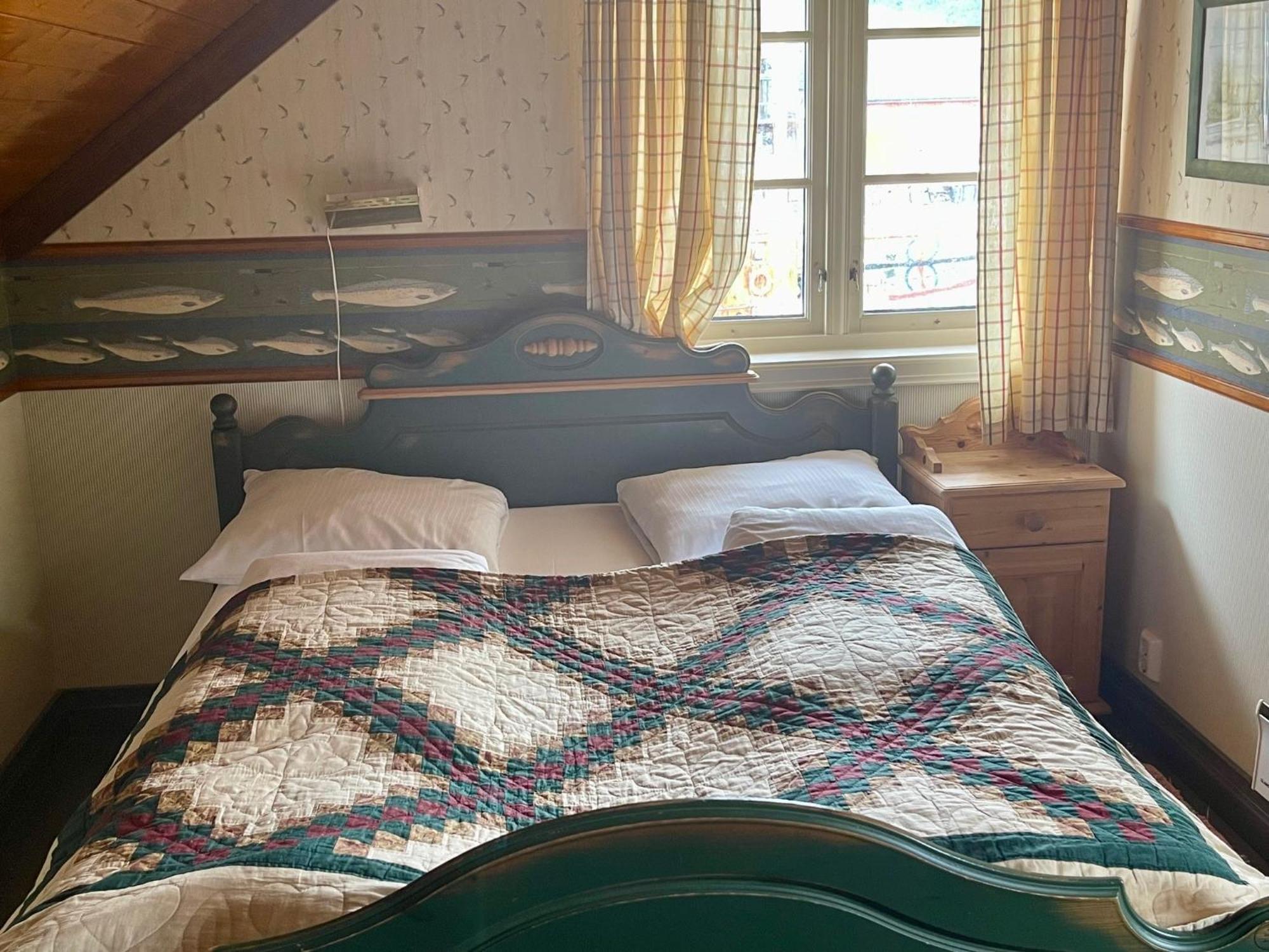 Anker Brygge Hotel Svolvær Exterior foto The bed in the room where the body of the murdered woman was found