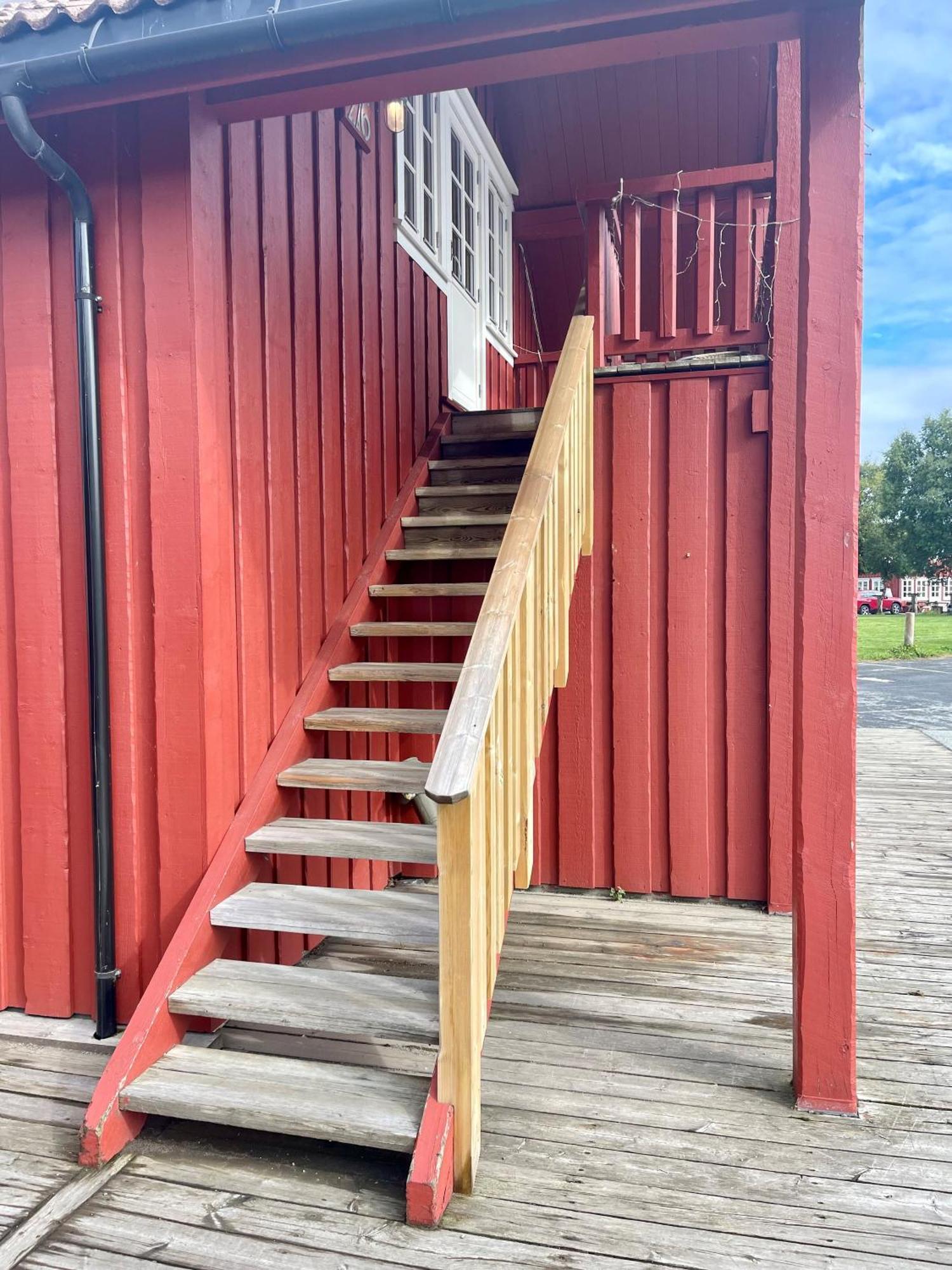 Anker Brygge Hotel Svolvær Exterior foto Stairs on the side of the container