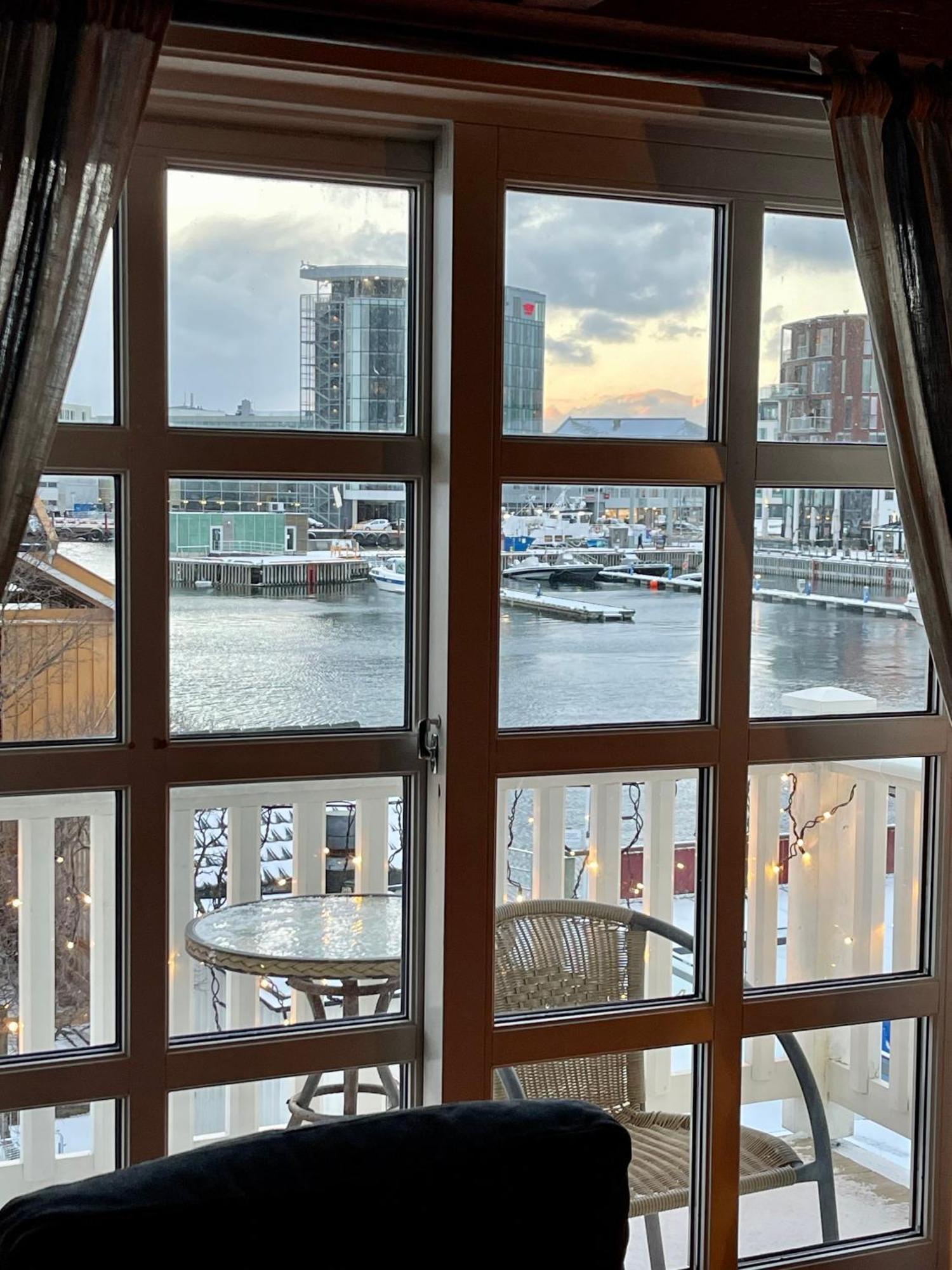 Anker Brygge Hotel Svolvær Exterior foto View of the harbour from the hotel