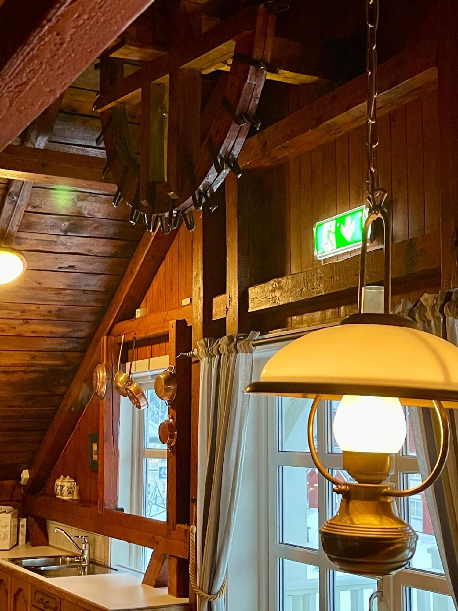 Anker Brygge Hotel Svolvær Exterior foto A green emergency exit sign in a Finnish sauna
