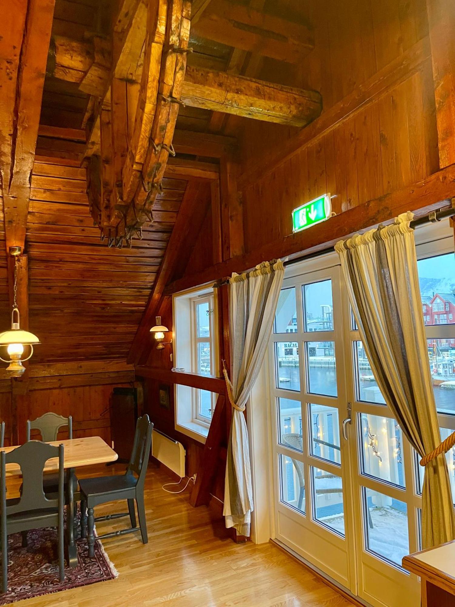 Anker Brygge Hotel Svolvær Exterior foto Interior of the restaurant