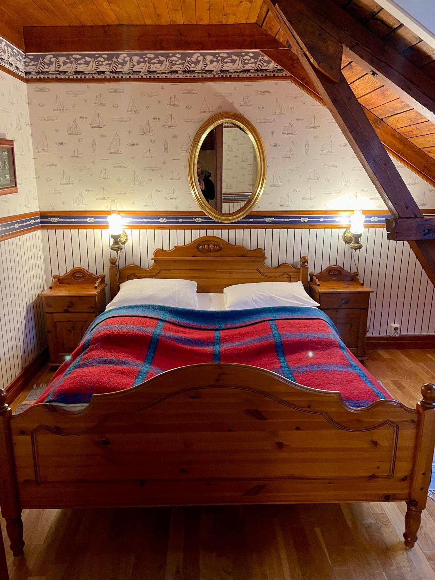 Anker Brygge Hotel Svolvær Exterior foto A bed with a tartan throw
